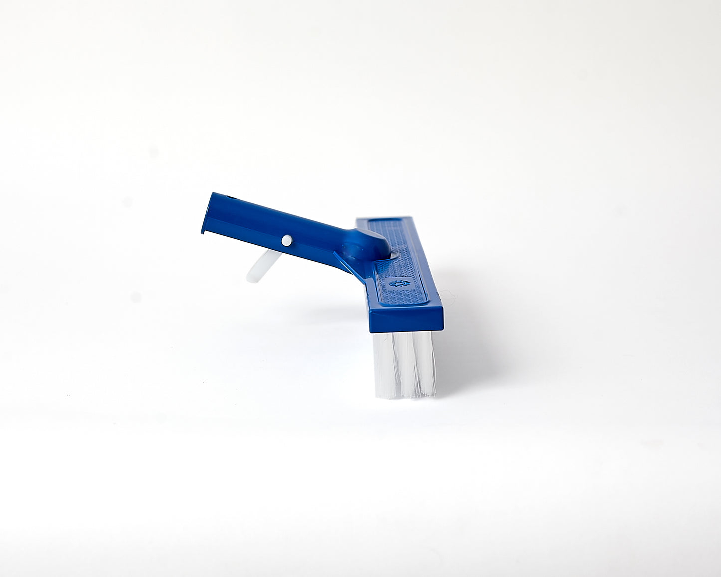 Escova Reta para Piscina com Cabo Inclinado 15° e Cerdas Resistentes – Brustec